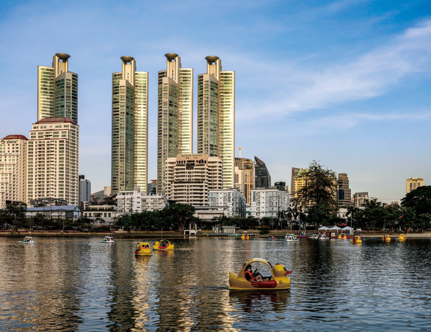벤짜끼띠 파크의 수변은 방콕 시민들에게 도심 속 여유를 선사하는 대표적인 휴식처다.